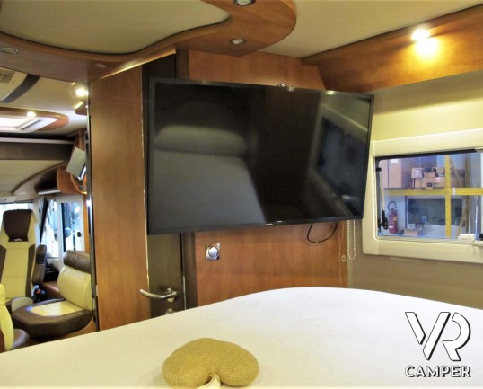 Carthago C-Line 5.0 - camper usato motorhome 4 posti, letto nautico posteriore e garage. Dotato di clima e antenna satellitare - Italia VR camper usati piemonte