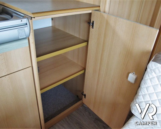 Knaus Country - caravan usata comoda e spaziosa, adatta alla famiglia. Con letto matrimoniale, letto a castello, dinette trasformabile. Venduta da Italia VR a Torino