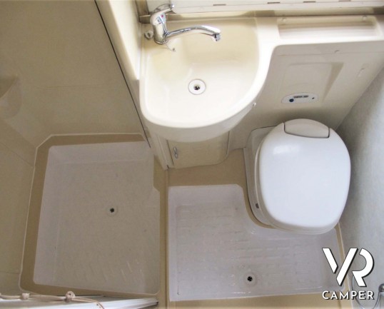 Rimor Super Brig 687 TC: camper mnsardato usato con 6 posti letto, su motore Ford 140 CV. Dotato di condizionatore, tendalino, sospensioni, gancio traino. Italia VR vendita camper Piemonte