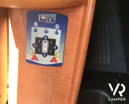 Carthago Compactline I 143 LE: camper usato motorhome 4 posti, con letti gemelli e letto basculante. Su Fiat Ducato 150 CV. Venduto da Italia VR a Torino.