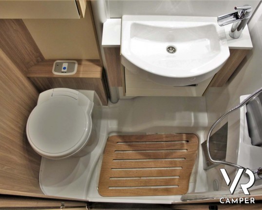 Burstner Delfin IT 726 G: camper nuovo semintegrale con letti gemelli e basculante, dinette trasformabile in letto. Dotato di Skyroof e Comfort Pack. 140 CV. Italia VR vendita camper Piemonte