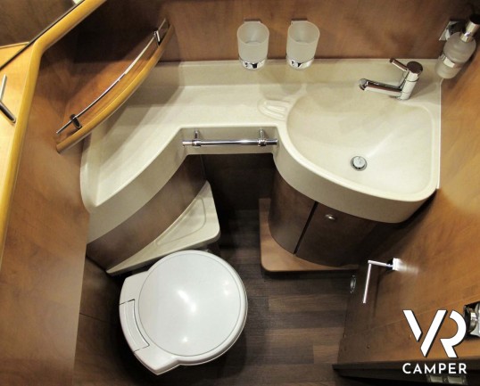 Carthago C-Line 5.0 - camper usato motorhome 4 posti, letto nautico posteriore e garage. Dotato di clima e antenna satellitare - Italia VR camper usati piemonte