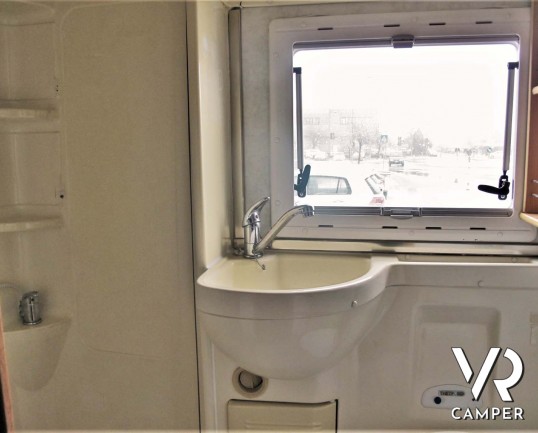 Rimor Super Brig 687 TC: camper mnsardato usato con 6 posti letto, su motore Ford 140 CV. Dotato di condizionatore, tendalino, sospensioni, gancio traino. Italia VR vendita camper Piemonte