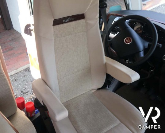 Carthago Compactline I 143 LE: camper usato motorhome 4 posti, con letti gemelli e letto basculante. Su Fiat Ducato 150 CV. Venduto da Italia VR a Torino.