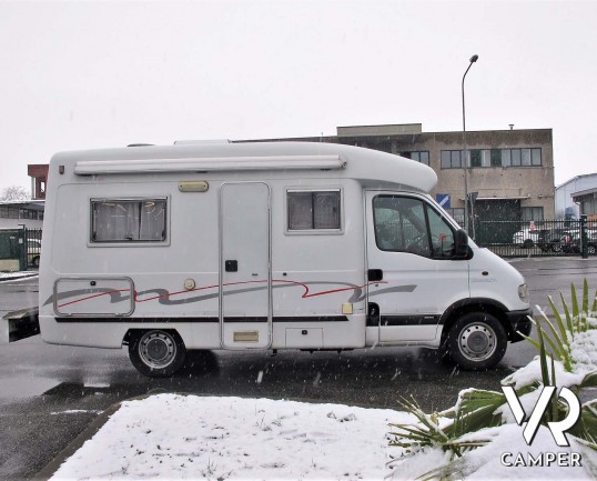 Aiesistem Project 400 - camper semintegrale compatto con monoscocca in vetroresina, 3 posti letto, su motore Opel 90 CV - Dotato di veranda e portamoto - Vendita Camper Piemonte