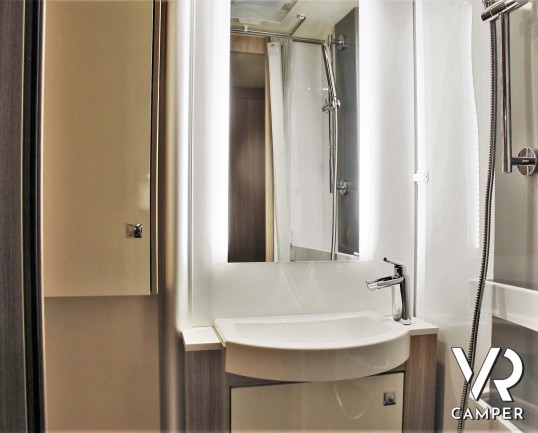 Burstner Delfin IT 726 G: camper nuovo semintegrale con letti gemelli e basculante, dinette trasformabile in letto. Dotato di Skyroof e Comfort Pack. 140 CV. Italia VR vendita camper Piemonte