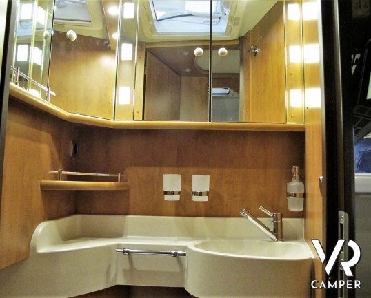 Carthago C-Line 5.0 - camper usato motorhome 4 posti, letto nautico posteriore e garage. Dotato di clima e antenna satellitare - Italia VR camper usati piemonte