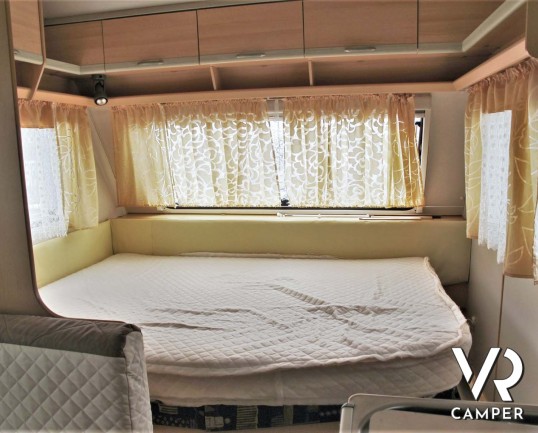 Knaus Country - caravan usata comoda e spaziosa, adatta alla famiglia. Con letto matrimoniale, letto a castello, dinette trasformabile. Venduta da Italia VR a Torino