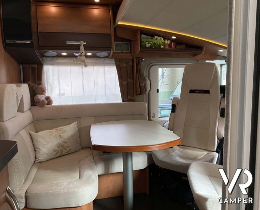 Carthago Compactline I 143 LE: camper usato motorhome 4 posti, con letti gemelli e letto basculante. Su Fiat Ducato 150 CV. Venduto da Italia VR a Torino.