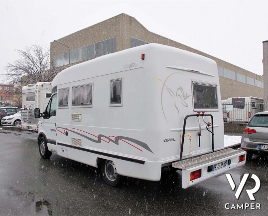 Aiesistem Project 400 - camper semintegrale compatto con monoscocca in vetroresina, 3 posti letto, su motore Opel 90 CV - Dotato di veranda e portamoto - Vendita Camper Piemonte