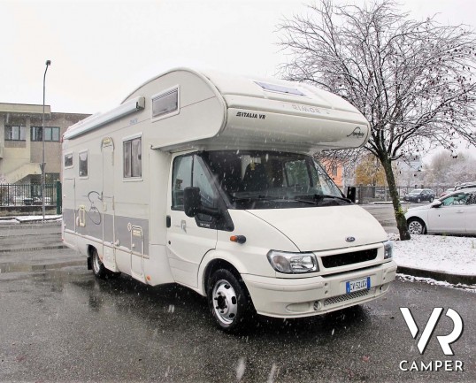 Rimor Super Brig 687 TC: camper mnsardato usato con 6 posti letto, su motore Ford 140 CV. Dotato di condizionatore, tendalino, sospensioni, gancio traino. Italia VR vendita camper Piemonte