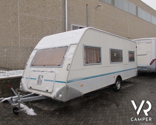 Knaus Country - caravan usata comoda e spaziosa, adatta alla famiglia. Con letto matrimoniale, letto a castello, dinette trasformabile. Venduta da Italia VR a Torino