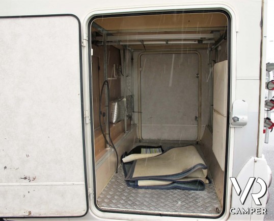 Rimor Super Brig 687 TC: camper mnsardato usato con 6 posti letto, su motore Ford 140 CV. Dotato di condizionatore, tendalino, sospensioni, gancio traino. Italia VR vendita camper Piemonte