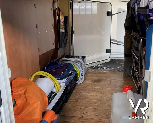 Carthago Compactline I 143 LE: camper usato motorhome 4 posti, con letti gemelli e letto basculante. Su Fiat Ducato 150 CV. Venduto da Italia VR a Torino.
