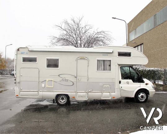 Rimor Super Brig 687 TC: camper mnsardato usato con 6 posti letto, su motore Ford 140 CV. Dotato di condizionatore, tendalino, sospensioni, gancio traino. Italia VR vendita camper Piemonte