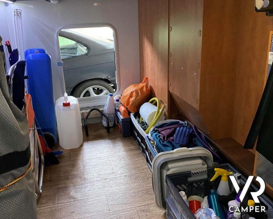 Carthago Compactline I 143 LE: camper usato motorhome 4 posti, con letti gemelli e letto basculante. Su Fiat Ducato 150 CV. Venduto da Italia VR a Torino.