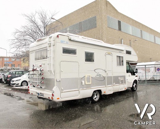 Rimor Super Brig 687 TC: camper mnsardato usato con 6 posti letto, su motore Ford 140 CV. Dotato di condizionatore, tendalino, sospensioni, gancio traino. Italia VR vendita camper Piemonte