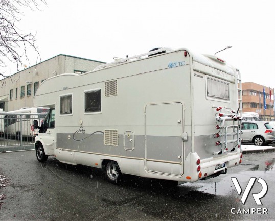 Rimor Super Brig 687 TC: camper mnsardato usato con 6 posti letto, su motore Ford 140 CV. Dotato di condizionatore, tendalino, sospensioni, gancio traino. Italia VR vendita camper Piemonte