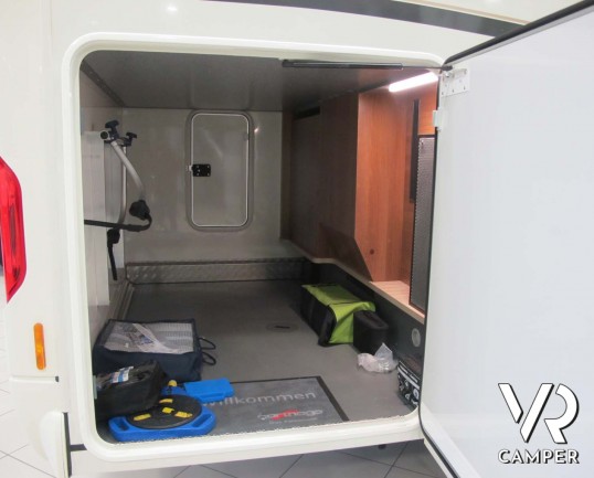 Carthago C-Tourer I 141 - Carthago C-Tourer I 141: camper motorhome compatto, ex noleggio, con letti gemelli in coda e garage. In vendita da VR Camper a Torino