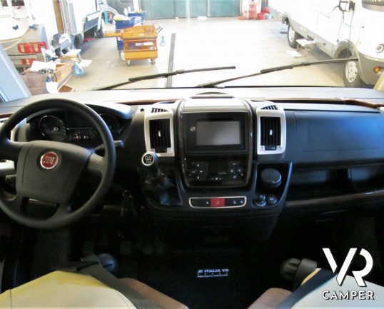 Carthago C-Line 5.0 - camper usato motorhome 4 posti, letto nautico posteriore e garage. Dotato di clima e antenna satellitare - Italia VR camper usati piemonte