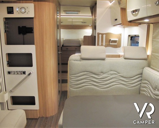 Burstner Delfin IT 726 G: camper nuovo semintegrale con letti gemelli e basculante, dinette trasformabile in letto. Dotato di Skyroof e Comfort Pack. 140 CV. Italia VR vendita camper Piemonte