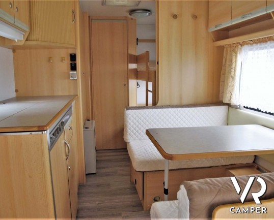 Knaus Country - caravan usata comoda e spaziosa, adatta alla famiglia. Con letto matrimoniale, letto a castello, dinette trasformabile. Venduta da Italia VR a Torino