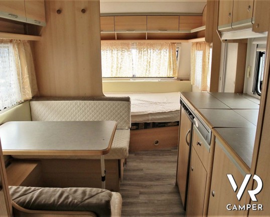 Knaus Country - caravan usata comoda e spaziosa, adatta alla famiglia. Con letto matrimoniale, letto a castello, dinette trasformabile. Venduta da Italia VR a Torino
