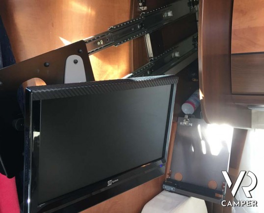 Carthago Compactline I 143 LE: camper usato motorhome 4 posti, con letti gemelli e letto basculante. Su Fiat Ducato 150 CV. Venduto da Italia VR a Torino.