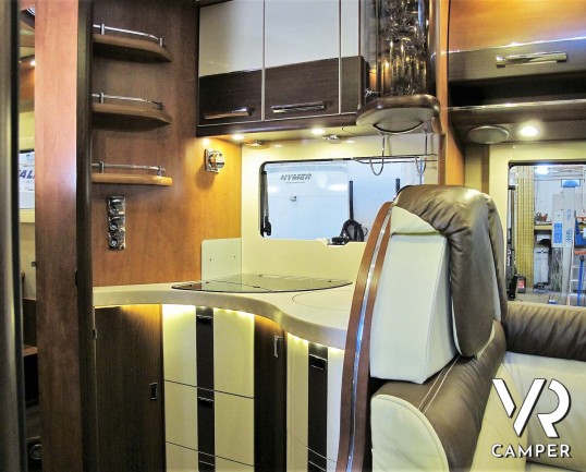 Carthago C-Line 5.0 - camper usato motorhome 4 posti, letto nautico posteriore e garage. Dotato di clima e antenna satellitare - Italia VR camper usati piemonte
