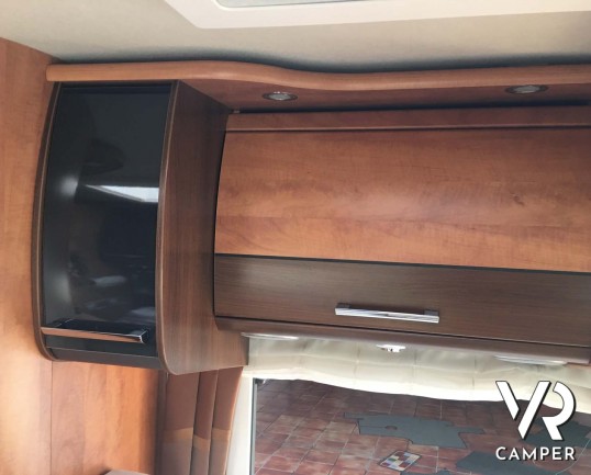 Carthago Compactline I 143 LE: camper usato motorhome 4 posti, con letti gemelli e letto basculante. Su Fiat Ducato 150 CV. Venduto da Italia VR a Torino.