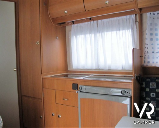 Aiesistem Project 400 - camper semintegrale compatto con monoscocca in vetroresina, 3 posti letto, su motore Opel 90 CV - Dotato di veranda e portamoto - Vendita Camper Piemonte