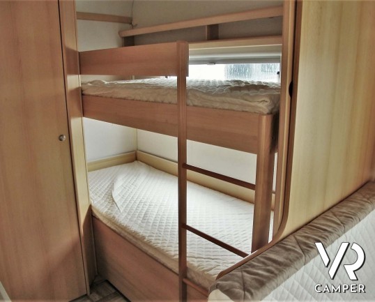 Knaus Country - caravan usata comoda e spaziosa, adatta alla famiglia. Con letto matrimoniale, letto a castello, dinette trasformabile. Venduta da Italia VR a Torino