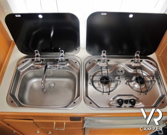 Aiesistem Project 400 - camper semintegrale compatto con monoscocca in vetroresina, 3 posti letto, su motore Opel 90 CV - Dotato di veranda e portamoto - Vendita Camper Piemonte