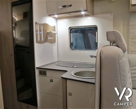 Burstner Delfin IT 726 G: camper nuovo semintegrale con letti gemelli e basculante, dinette trasformabile in letto. Dotato di Skyroof e Comfort Pack. 140 CV. Italia VR vendita camper Piemonte