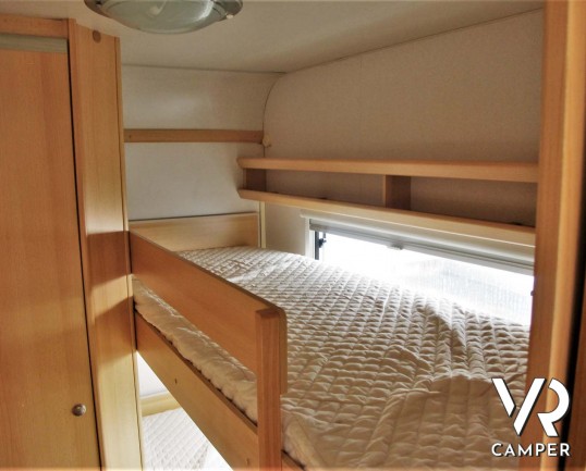 Knaus Country - caravan usata comoda e spaziosa, adatta alla famiglia. Con letto matrimoniale, letto a castello, dinette trasformabile. Venduta da Italia VR a Torino