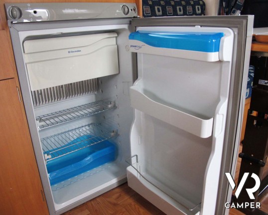 Aiesistem Project 400 - camper semintegrale compatto con monoscocca in vetroresina, 3 posti letto, su motore Opel 90 CV - Dotato di veranda e portamoto - Vendita Camper Piemonte