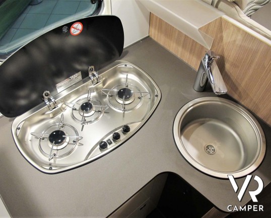 Burstner Delfin IT 726 G: camper nuovo semintegrale con letti gemelli e basculante, dinette trasformabile in letto. Dotato di Skyroof e Comfort Pack. 140 CV. Italia VR vendita camper Piemonte