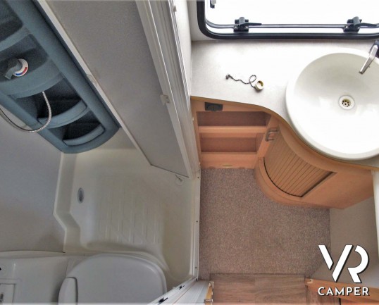 Knaus Country - caravan usata comoda e spaziosa, adatta alla famiglia. Con letto matrimoniale, letto a castello, dinette trasformabile. Venduta da Italia VR a Torino