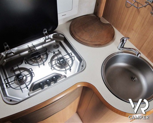 Rimor Super Brig 687 TC: camper mnsardato usato con 6 posti letto, su motore Ford 140 CV. Dotato di condizionatore, tendalino, sospensioni, gancio traino. Italia VR vendita camper Piemonte