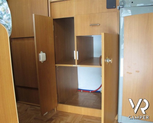 Aiesistem Project 400 - camper semintegrale compatto con monoscocca in vetroresina, 3 posti letto, su motore Opel 90 CV - Dotato di veranda e portamoto - Vendita Camper Piemonte