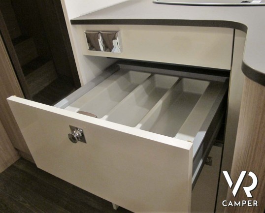 Burstner Delfin IT 726 G: camper nuovo semintegrale con letti gemelli e basculante, dinette trasformabile in letto. Dotato di Skyroof e Comfort Pack. 140 CV. Italia VR vendita camper Piemonte