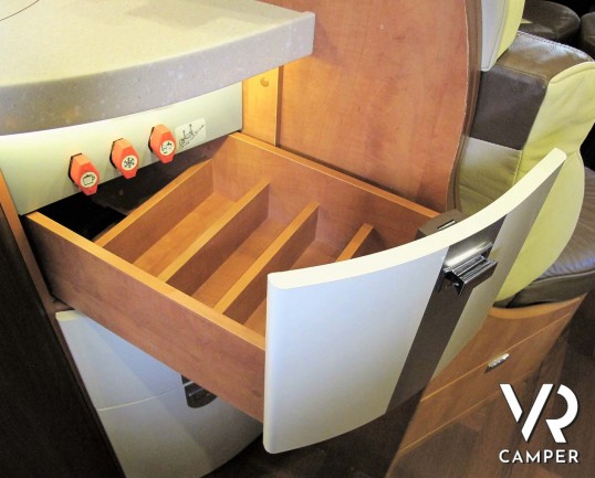 Carthago C-Line 5.0 - camper usato motorhome 4 posti, letto nautico posteriore e garage. Dotato di clima e antenna satellitare - Italia VR camper usati piemonte