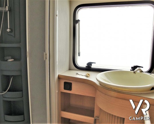 Knaus Country - caravan usata comoda e spaziosa, adatta alla famiglia. Con letto matrimoniale, letto a castello, dinette trasformabile. Venduta da Italia VR a Torino