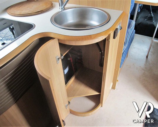 Rimor Super Brig 687 TC: camper mnsardato usato con 6 posti letto, su motore Ford 140 CV. Dotato di condizionatore, tendalino, sospensioni, gancio traino. Italia VR vendita camper Piemonte