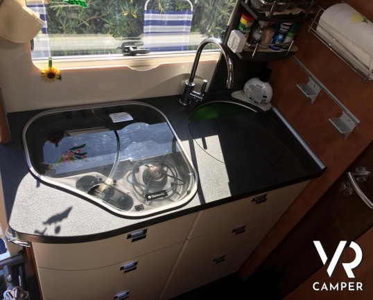 Carthago Compactline I 143 LE: camper usato motorhome 4 posti, con letti gemelli e letto basculante. Su Fiat Ducato 150 CV. Venduto da Italia VR a Torino.