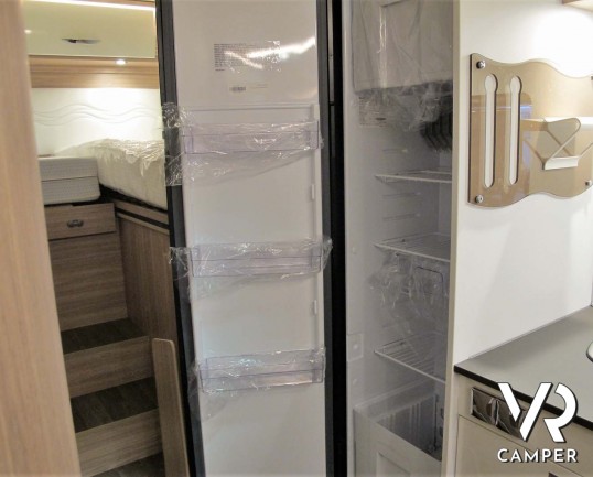 Burstner Delfin IT 726 G: camper nuovo semintegrale con letti gemelli e basculante, dinette trasformabile in letto. Dotato di Skyroof e Comfort Pack. 140 CV. Italia VR vendita camper Piemonte