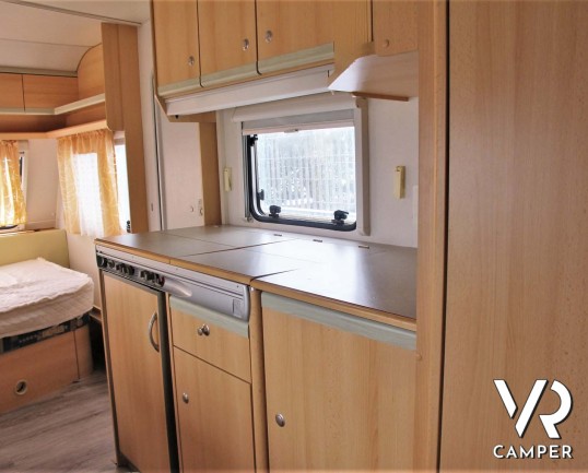 Knaus Country - caravan usata comoda e spaziosa, adatta alla famiglia. Con letto matrimoniale, letto a castello, dinette trasformabile. Venduta da Italia VR a Torino