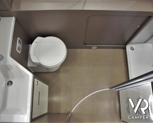 Burstner Lyseo TD 680 Privilège: camper nuovo semintegrale colore champagne, con letto basculante e garage per biciclette. Pacchetto Lyseo TD. Su Fiat Ducato 160 CV.