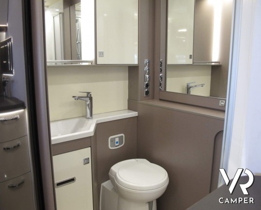 Burstner Lyseo TD 680 Privilège: camper nuovo semintegrale colore champagne, con letto basculante e garage per biciclette. Pacchetto Lyseo TD. Su Fiat Ducato 160 CV.