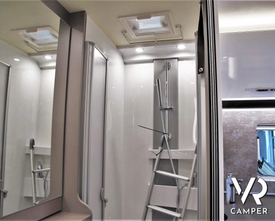 Burstner Lyseo TD 680 Privilège: camper nuovo semintegrale colore champagne, con letto basculante e garage per biciclette. Pacchetto Lyseo TD. Su Fiat Ducato 160 CV.